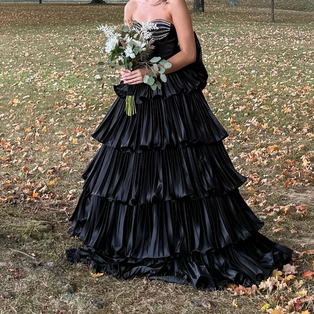 Black tiered prom dress Portia & Scarlett size 0 - Picture 3 of 6